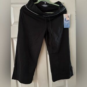 Women’s black active wear joggers, size M, above the ankles, spandex.